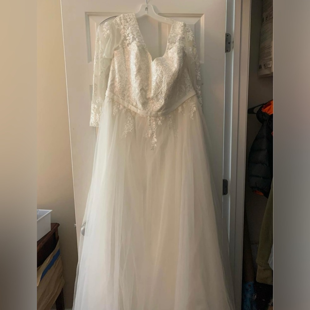 NWT Davids Bridal SZ 18W Unaltered Ivory Wedding Dress w/ Appliqués Long Sleeve - Picture 2 of 7